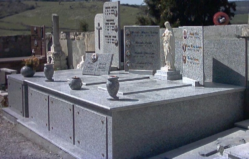 tomba familiare in granito sardo con libro in granito sardo ghiandone con incisioni, vasi a terreno e lapidi erette