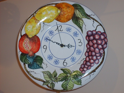 Orologio in ceramica dipinto a mano, decoro con frutta