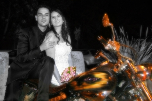 matrimonio bianco e nero colorato: sposi in moto