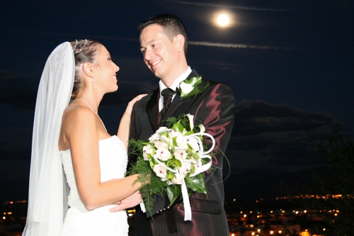 fotografia in notturna: gli sposi e la luna