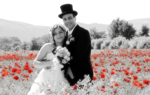 foto di matrimonio bianco e nero con papaveri rossi