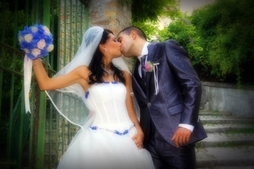 bacio romantico degli sposi