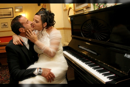 bacio romantico, foto di matrimonio in interni