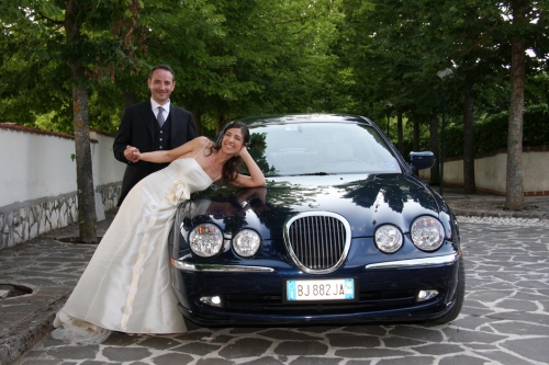 foto degli sposi in Jaguar