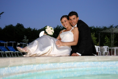 foto in notturna gli sposi a bordo piscina