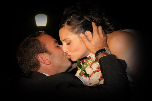 bacio romantico in notturna - foto di matrimonio
