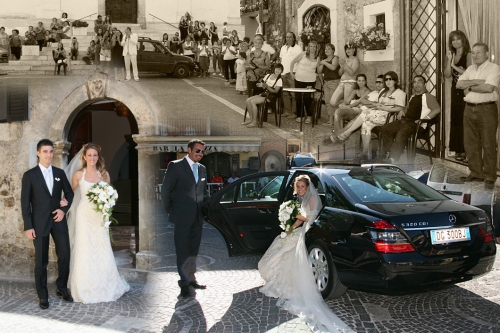 foto album di nozze: la sposa esce di casa