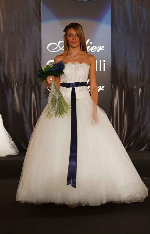 Abito da sposa lineare con fascia blu
