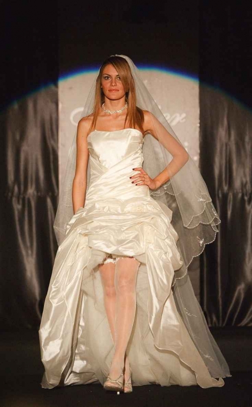 Sposa particolare con gonna ampia d'avanti