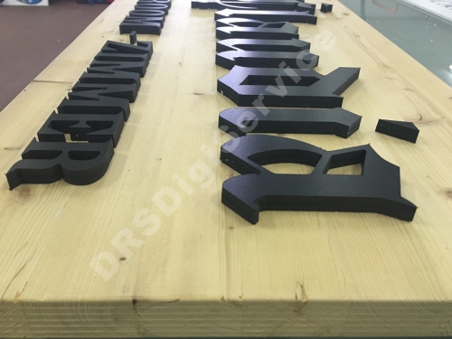 tabella in legno 2 cm e lettere in forex nero