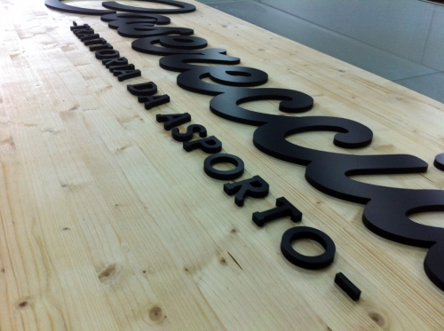 tabella in legno con lettere sagomate in forex nero