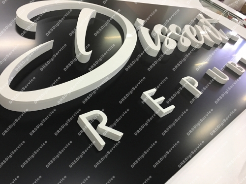tabella in alluminio nero matto e lettere in forex e plex lucido