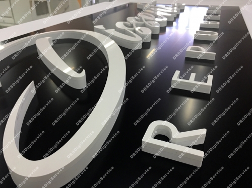 Tabella alluminio con lettere in forex 2 cm e plex bianco 1 cm 