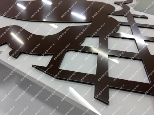 tabella in plex bianco lucido e alluminio marrone