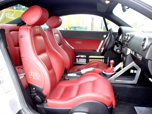 Interni auto in pelle e tessuto