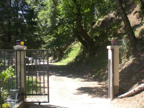 Cancello di ingresso dell'agriturismo. 