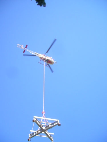 noleggio e montaggio gru con elicottero