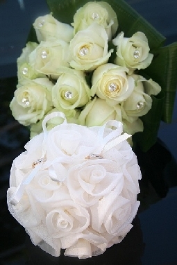Particolare di fedi e bouquet