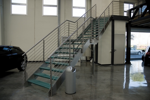 scala in inox con gradini in vetro e tondini passanti