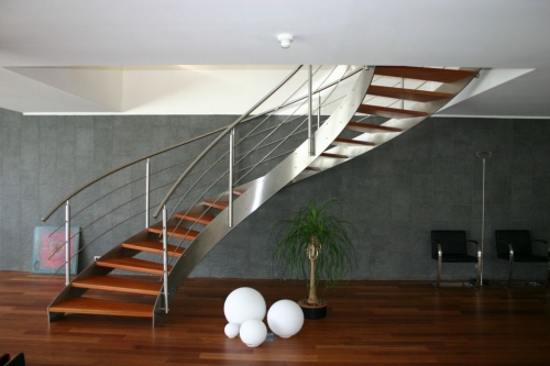 scala elicoidale in inox con gradini in legno di rovere