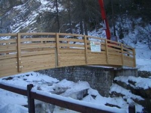 asserella in legno per il passaggio pedonale, Comune di Madesimo