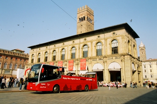 piazza maggiore e city red bus