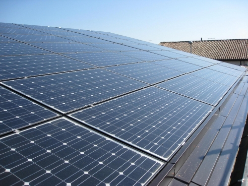 Impianto da 10,08 kW, integrato architettonicamente, montato sul lamiera grecata