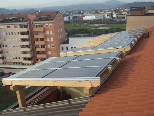 Impianto da 2,52kW, integrato architettonicamente, installato su tettoia