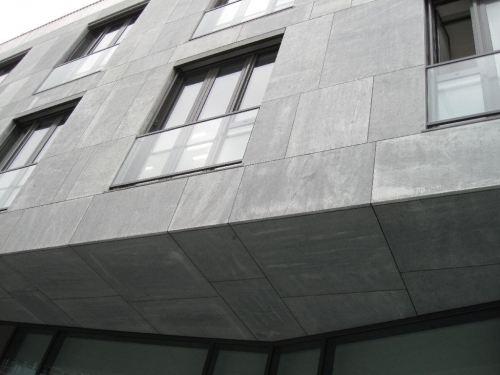 VGH HANNOVER. Rivestimentio esterno e interno in Serpentino sabbiato e spazzolato