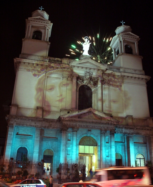 proiezione e illuminazione monumentale sulla facciata di una chiesa