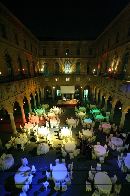 Illuminazione quadriportico per cena all'aperto con proiezione in occasione di un evento