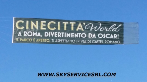 AEREO CON STRISCIONE