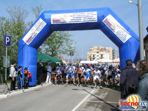 Arco gonfiabile installato in un evento sportivo. Dimensione 880 cm di larghezza massima.