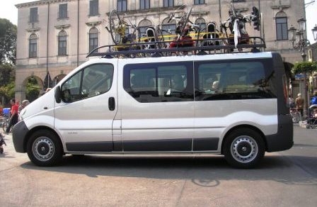 taxi - minibus 9 posti con bici su portapacchi al tetto.