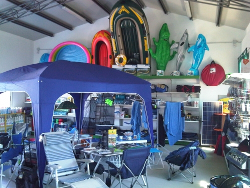 negozio con articoli per il camper, il mare e la vita all'aperto